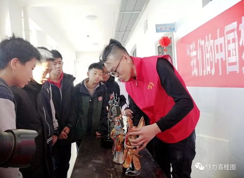 石拐區文聯組織文藝志愿者開展“我們的中國夢——文化進萬家、進校園”文化藝術交流活動